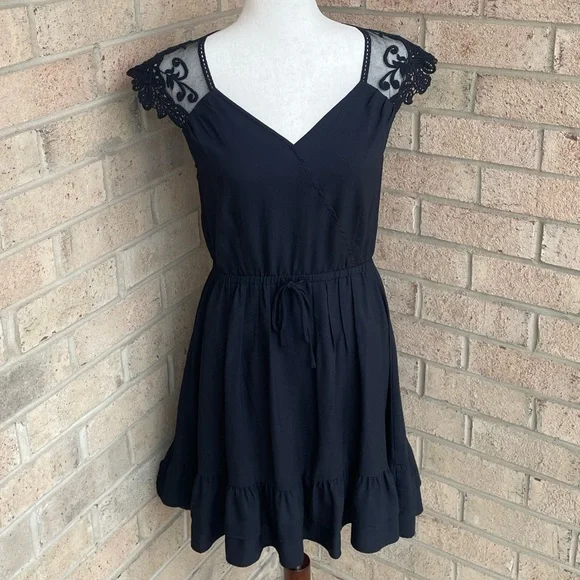 ELLE Black LBD Lace Top Tie Waist Cap Sleeve V-Neck Dress, Women’s Size Small - Picture 1 of 8